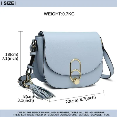 Sac à bandoulière carré simili cuir et pompon – image 2